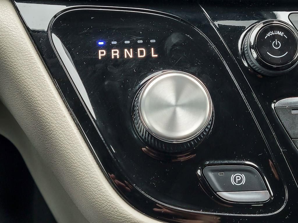 Used 2023 Chrysler Pacifica Touring-L image 18