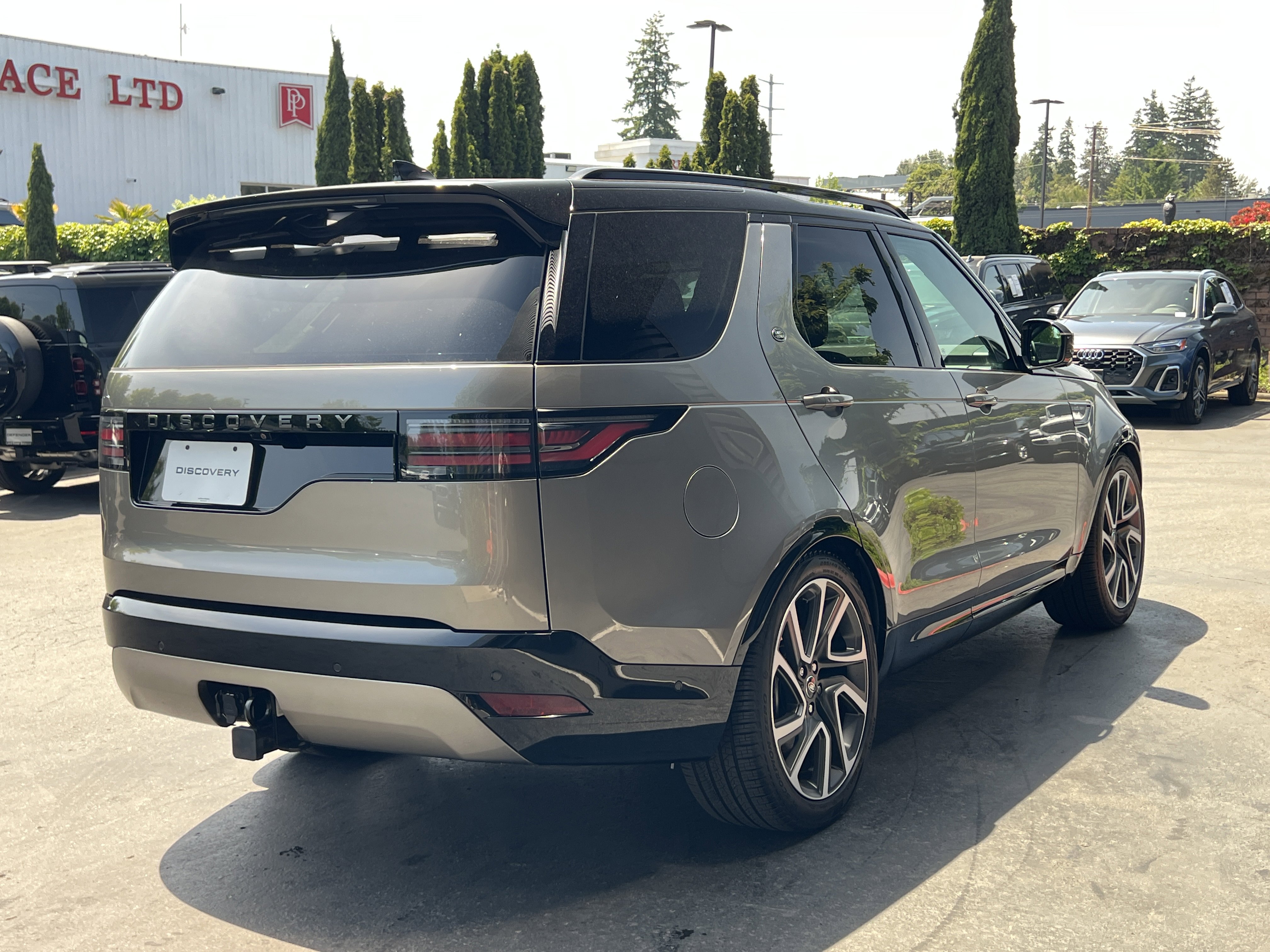 New 2024 Land Rover Discovery Dynamic SE image 8