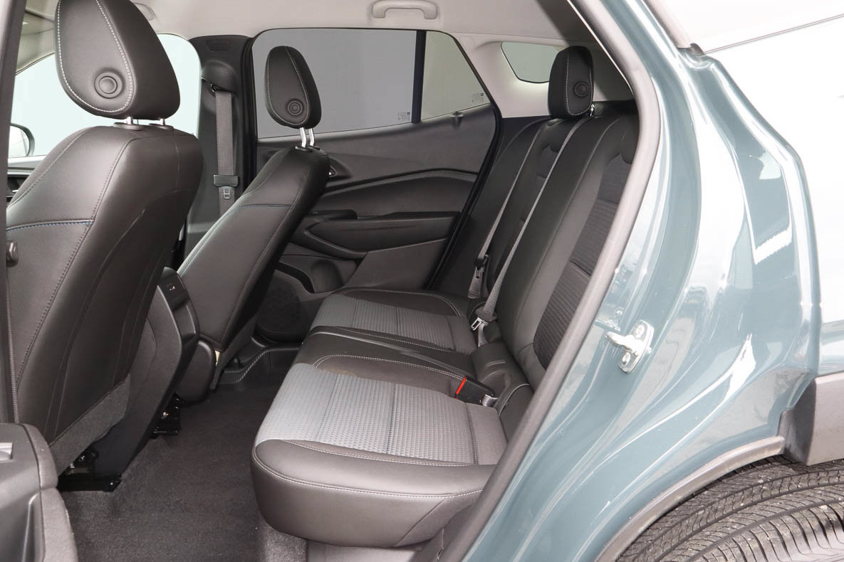 Used 2025 Chevrolet Trax LT FWD image 8