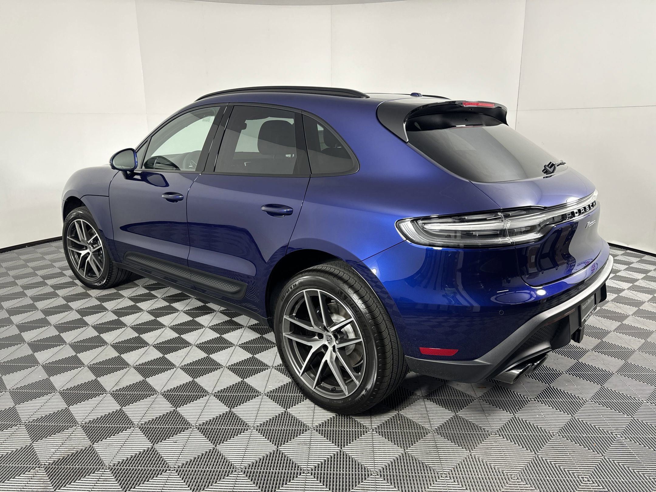 Certified 2025 Porsche Macan image 3