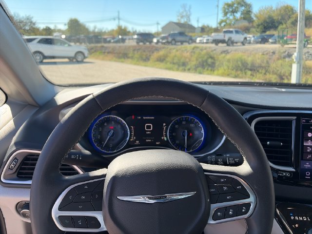 Used 2023 Chrysler Pacifica Touring-L FWD image 13