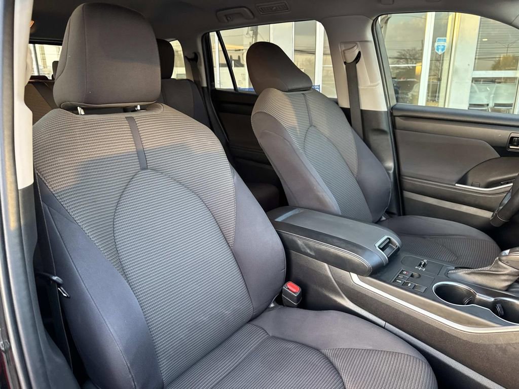 Used 2023 Toyota Highlander LE image 11