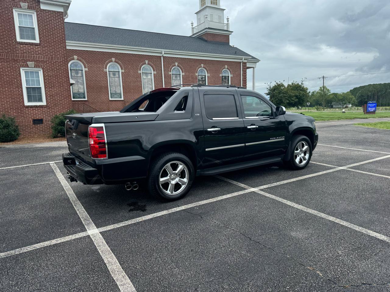 Used 2011 Chevrolet Avalanche LTZ AWD/4WD image 5