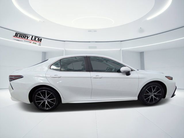Used 2023 Toyota Camry SE image 2