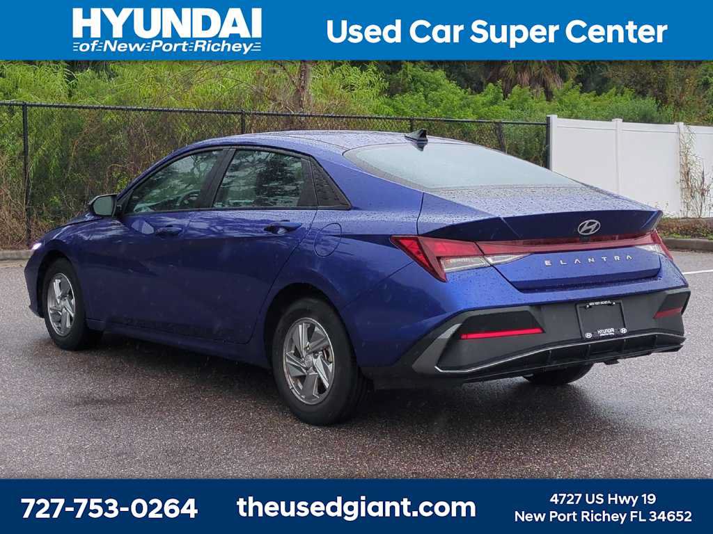 Used 2025 Hyundai Elantra SE w/ Cargo Package FWD image 3