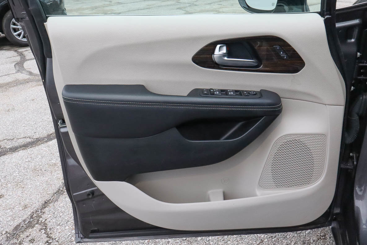 Used 2023 Chrysler Pacifica Limited FWD image 13