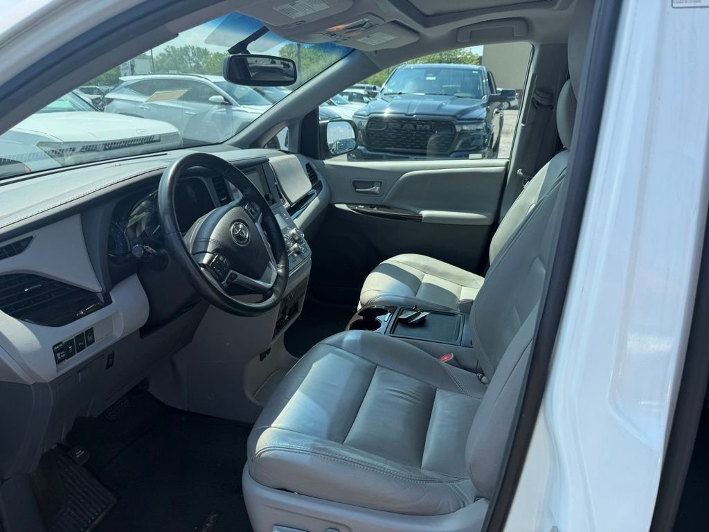 Used 2017 Toyota Sienna XLE Premium FWD image 6
