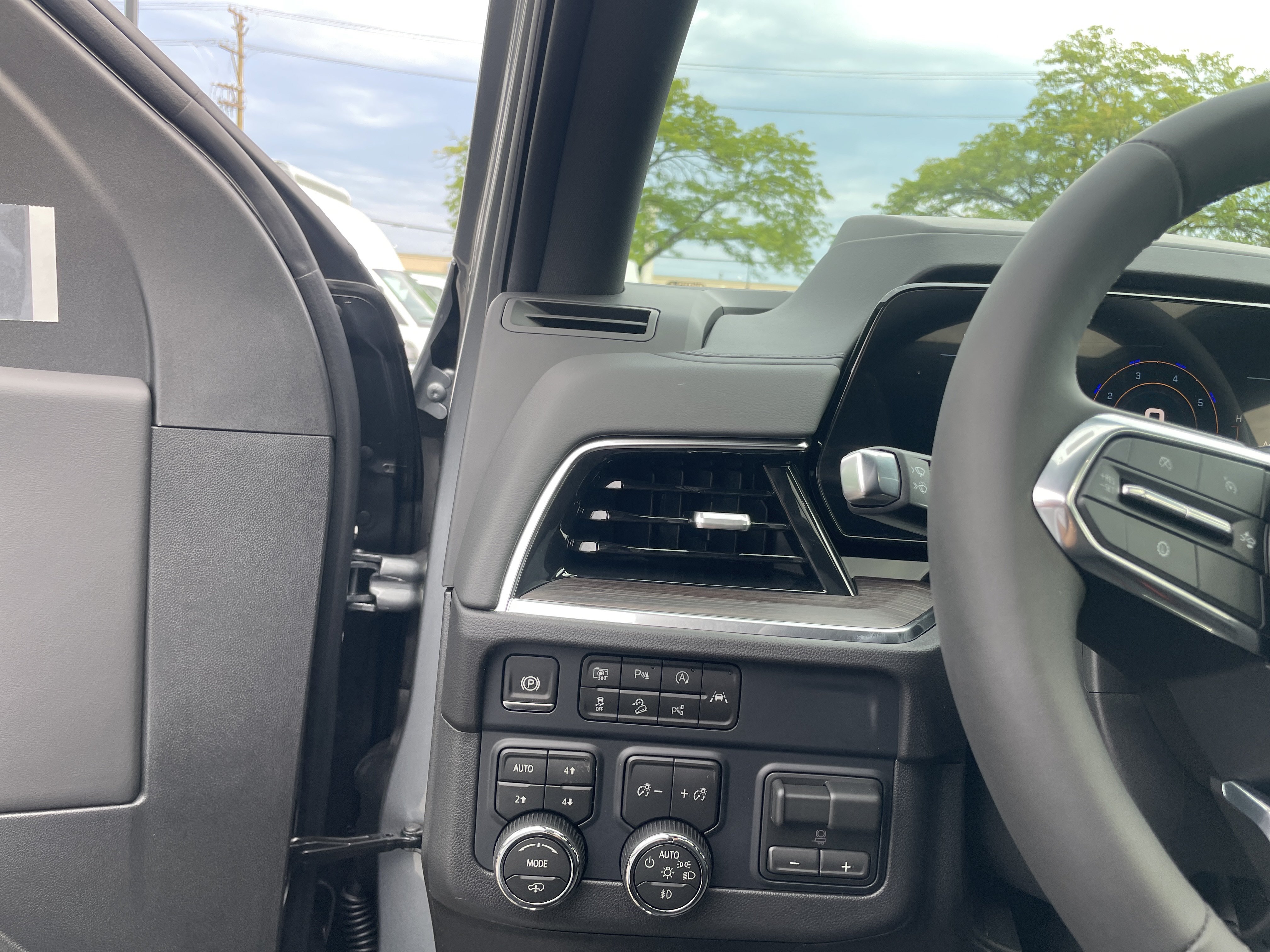 New 2026 Chevrolet Tahoe Z71 w/ Z71 Off-Road Package AWD/4WD image 16