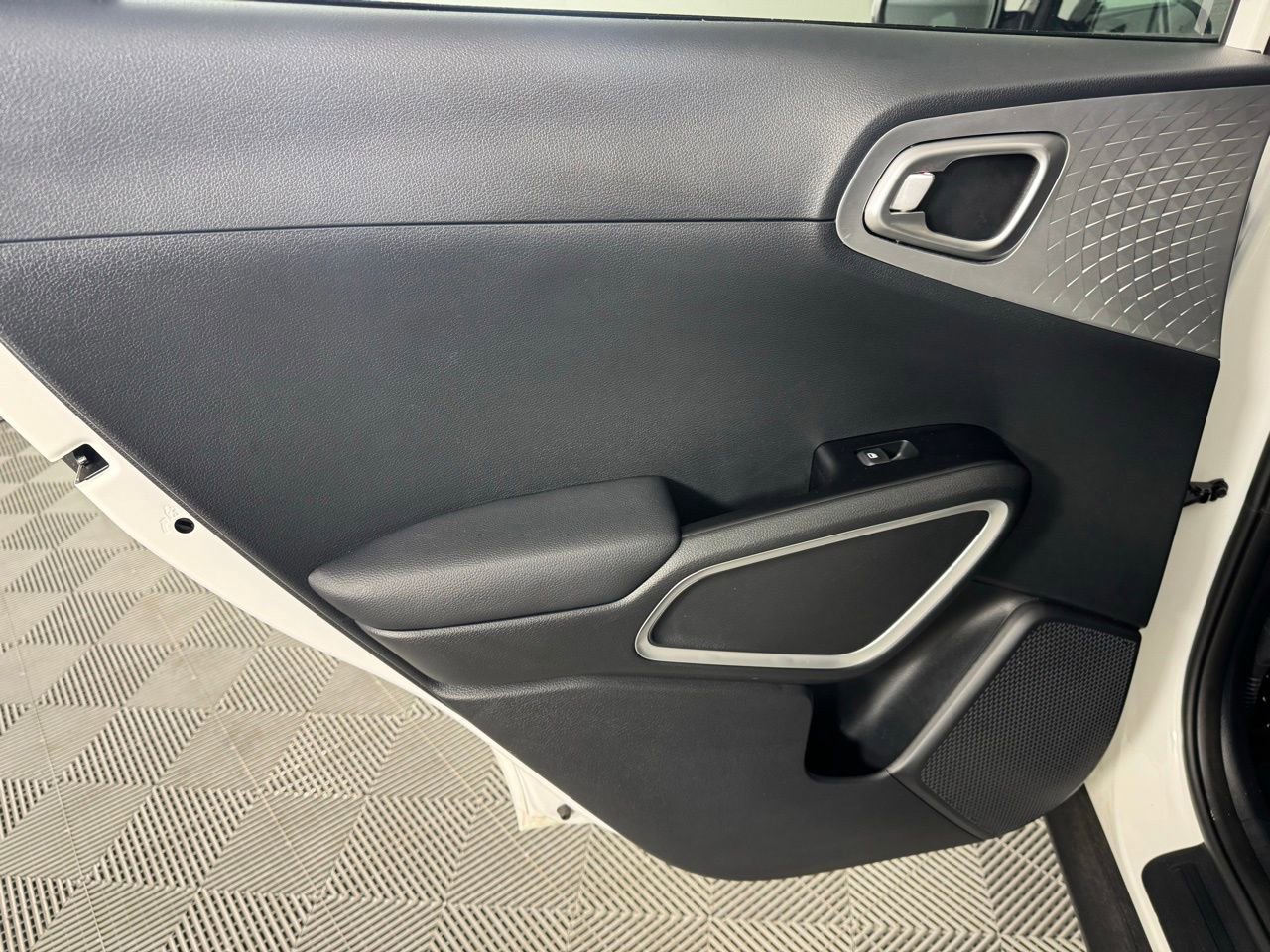 Used 2025 Kia Soul LX w/ LX Technology Package FWD image 29