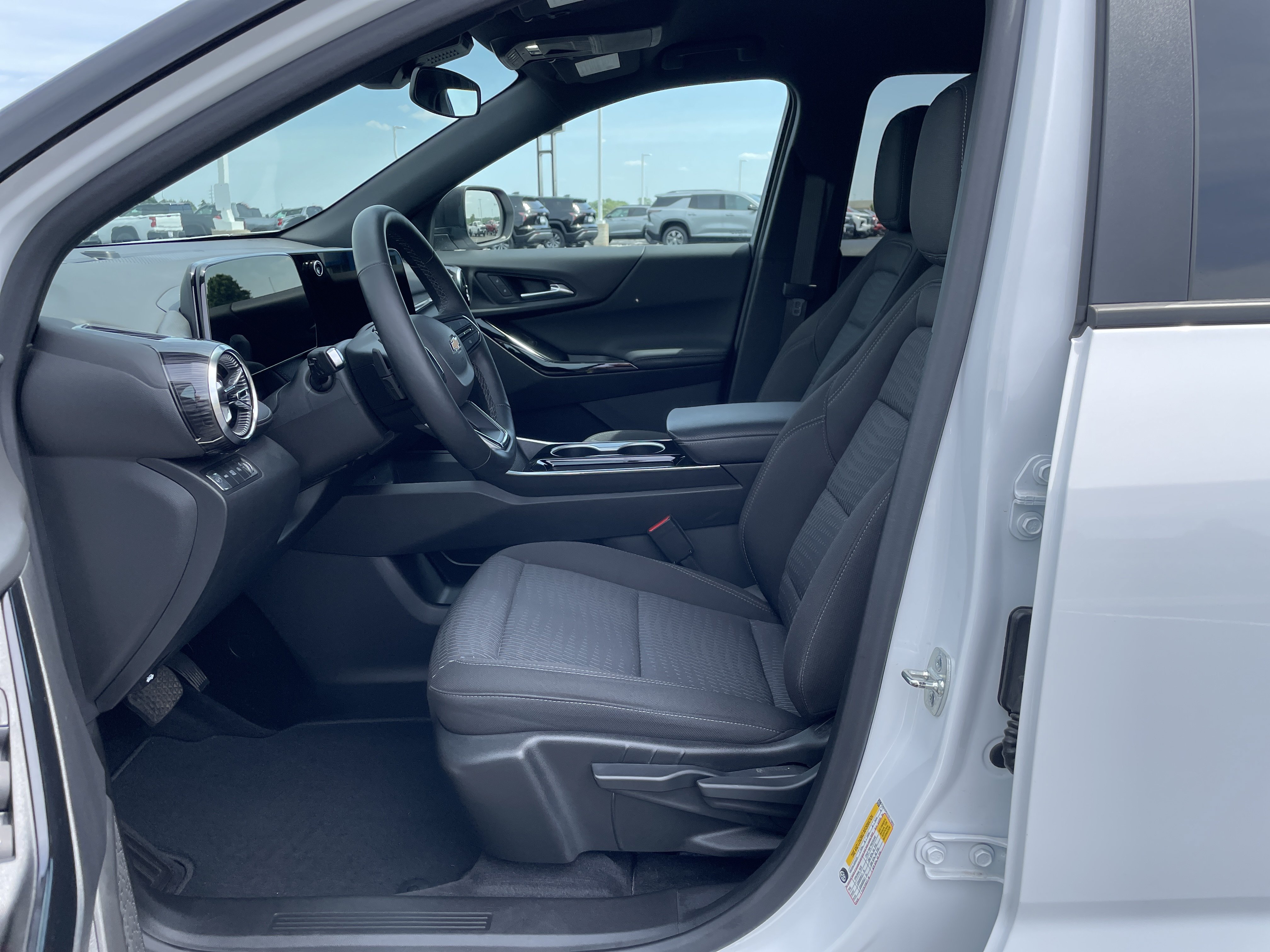Used 2025 Chevrolet Equinox LT AWD/4WD image 17