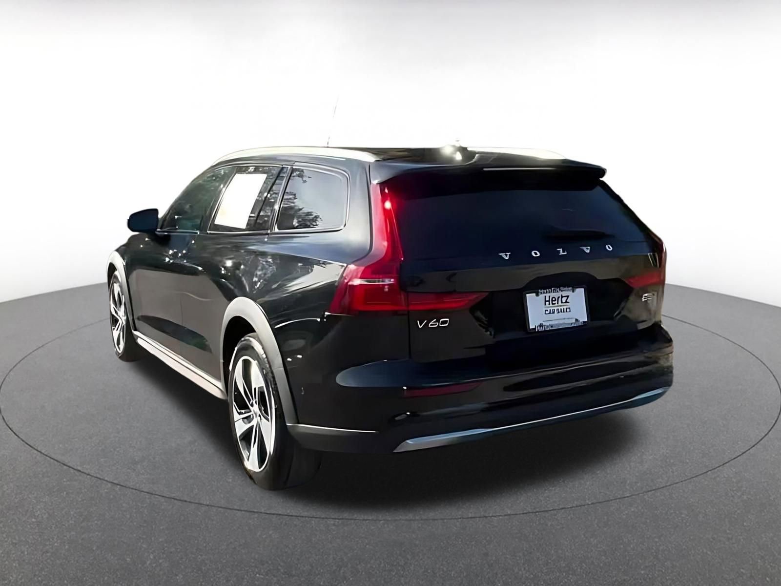 Used 2025 Volvo V60 B5 Cross Country Plus image 10