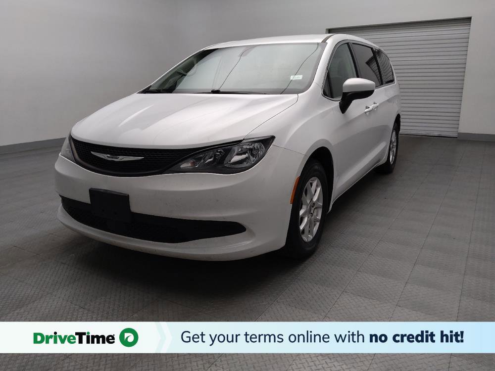 Used 2022 Chrysler Voyager LX image 1