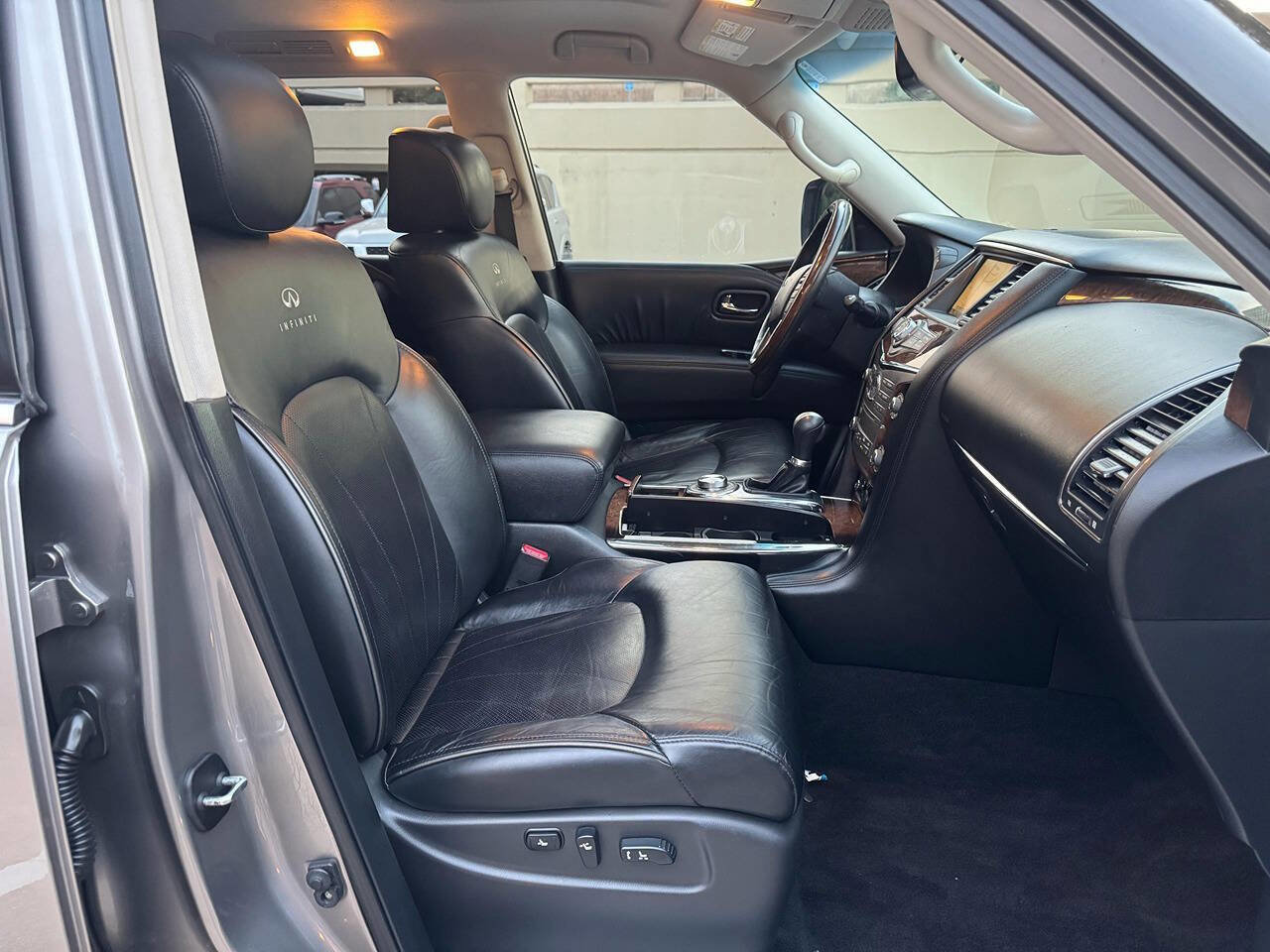 Used 2011 INFINITI QX56 4WD w/ Deluxe Touring Pkg image 17