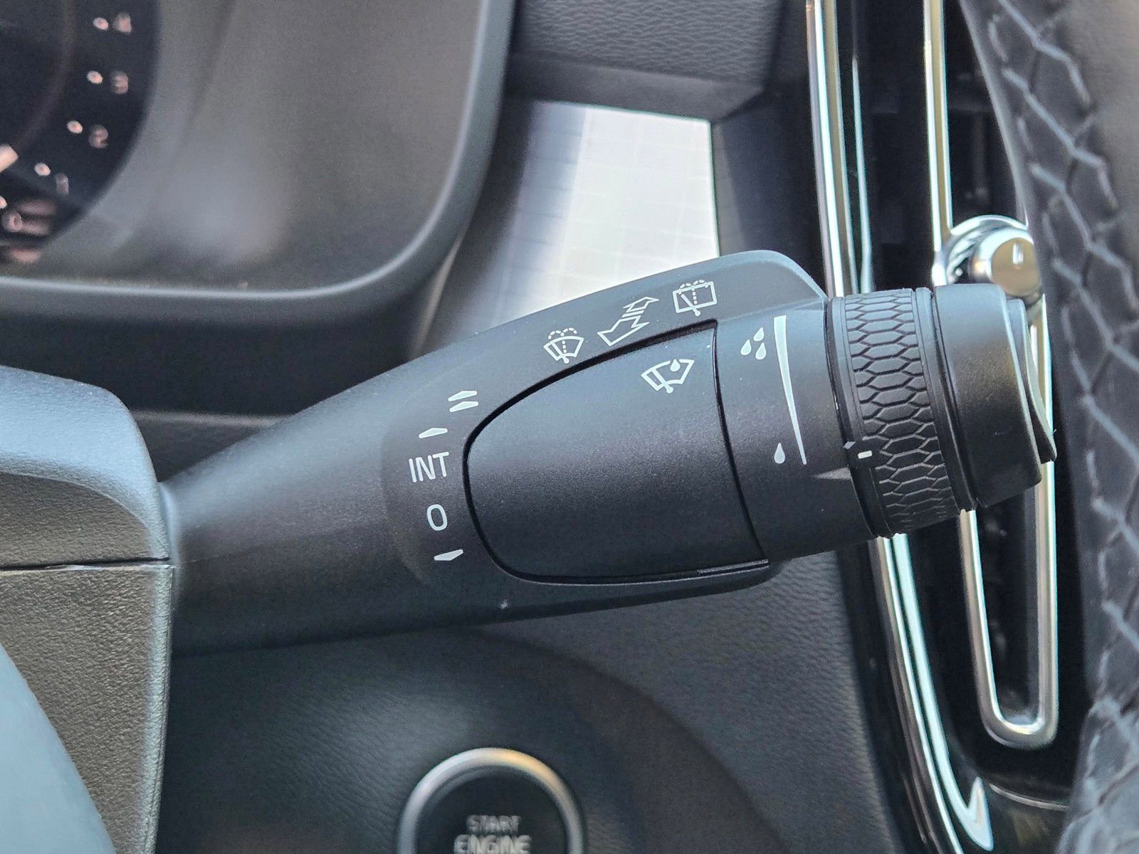 Certified 2025 Volvo XC40 B5 Core image 24