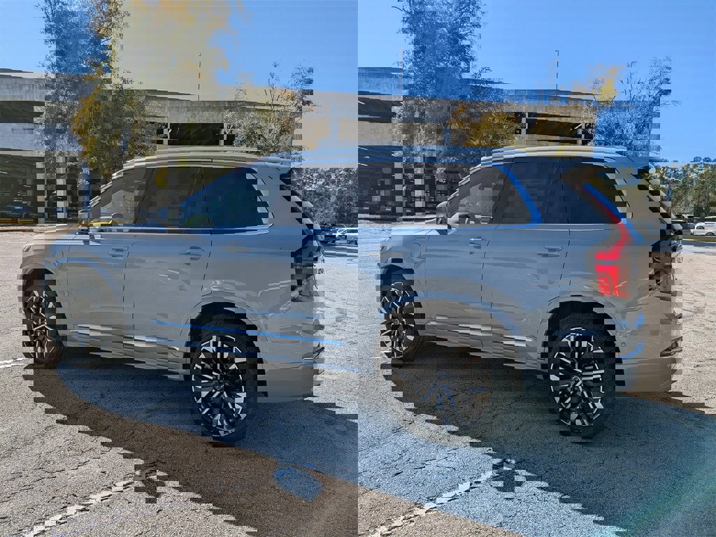 New 2026 Volvo XC90 T8 Plus w/ Protection Package Premier image 4
