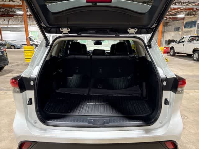 Used 2022 Toyota Highlander XLE AWD/4WD image 11