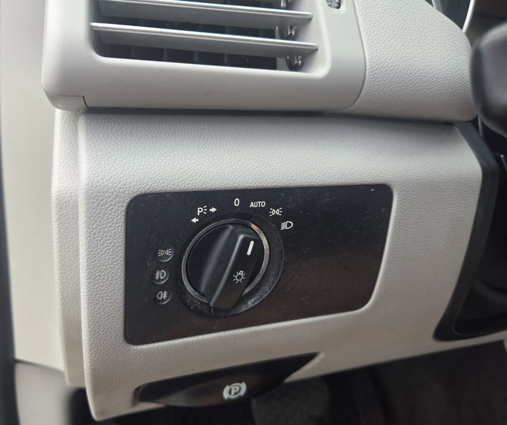 Used 2011 Mercedes-Benz R 350 4MATIC image 13