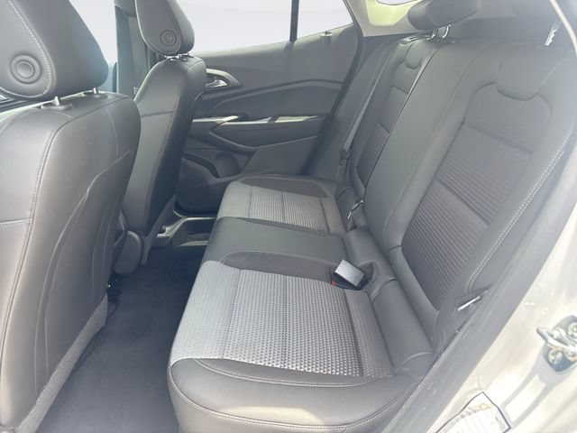 Used 2025 Chevrolet Trax LT w/ LT Convenience Package FWD image 21