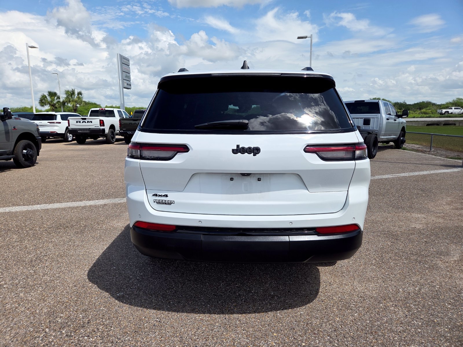 Used 2025 Jeep Grand Cherokee L Altitude AWD/4WD image 9