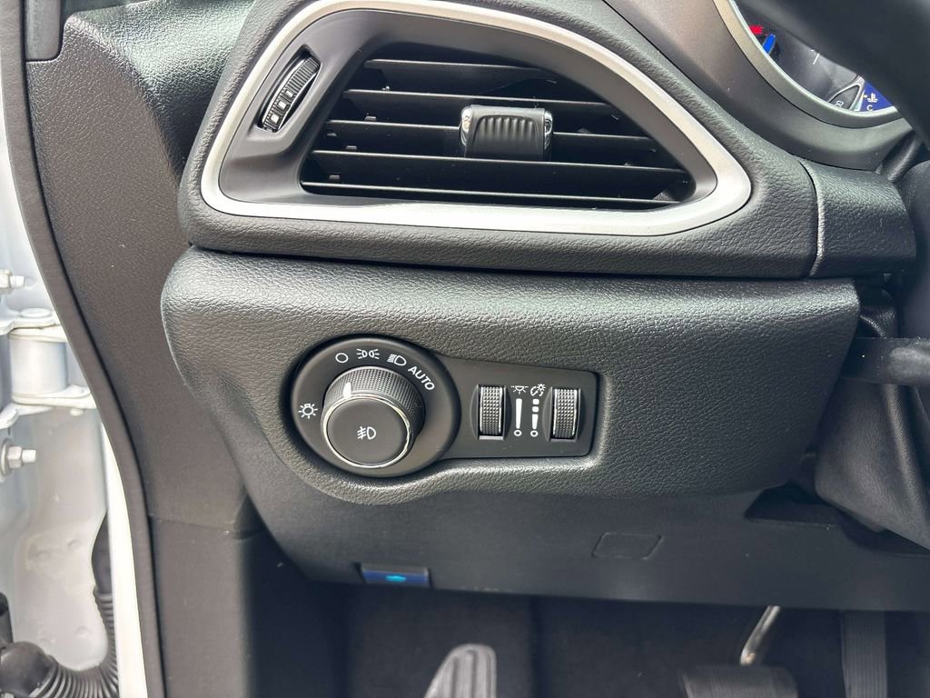 Used 2025 Chrysler Pacifica Select image 21