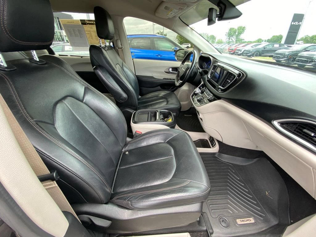 Used 2020 Chrysler Pacifica Touring-L FWD image 35