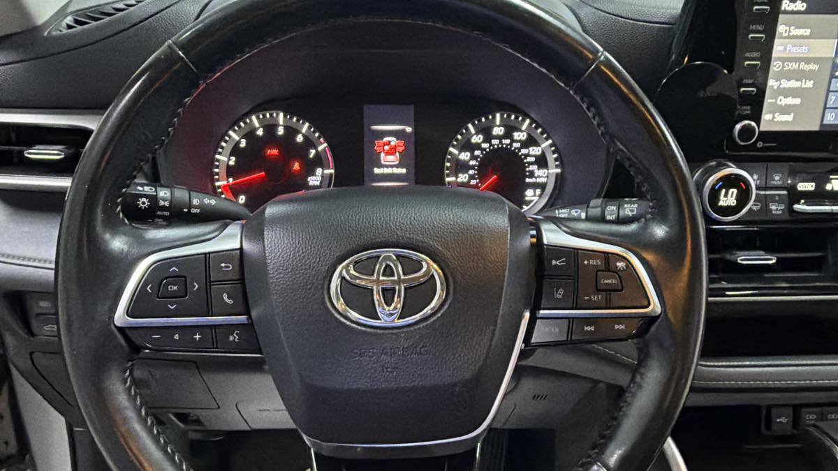 Used 2021 Toyota Highlander LE FWD image 15