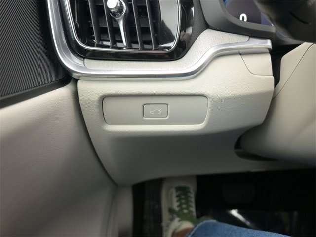 Used 2024 Volvo V60 B5 Cross Country Plus image 28