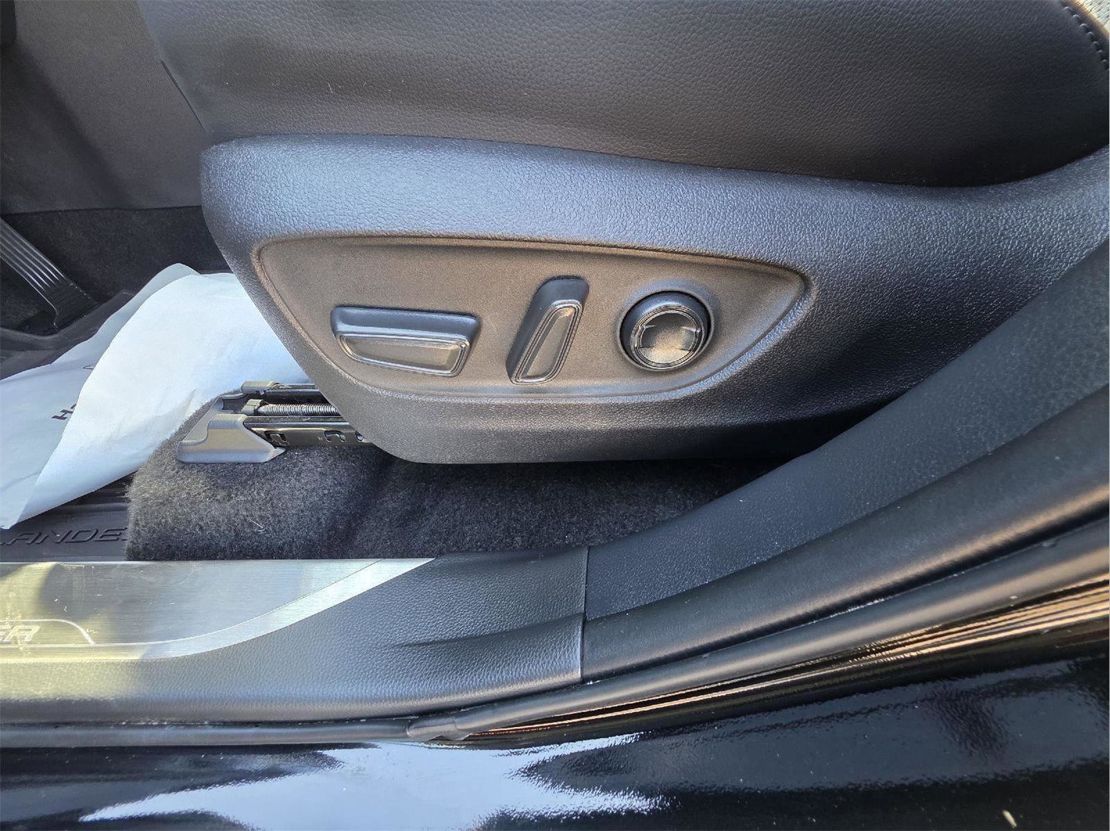 Used 2025 Toyota Highlander Platinum image 14