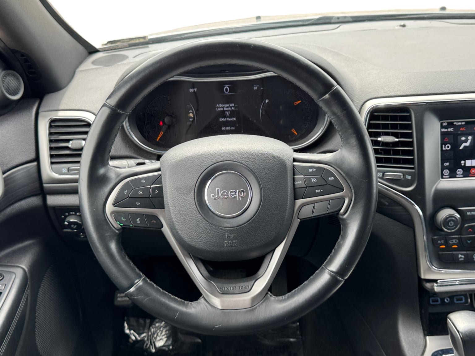 Used 2019 Jeep Grand Cherokee Laredo AWD/4WD image 13