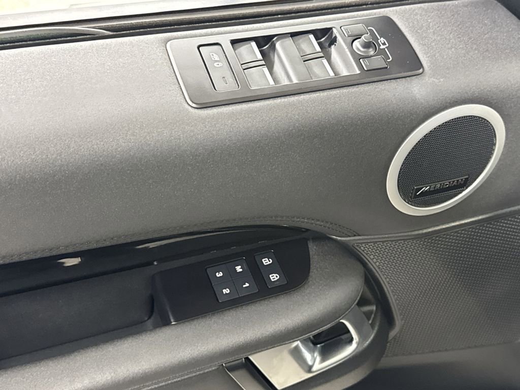 Used 2024 Land Rover Discovery S image 19