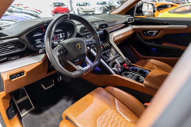 Used 2022 Lamborghini Urus AWD/4WD image 11
