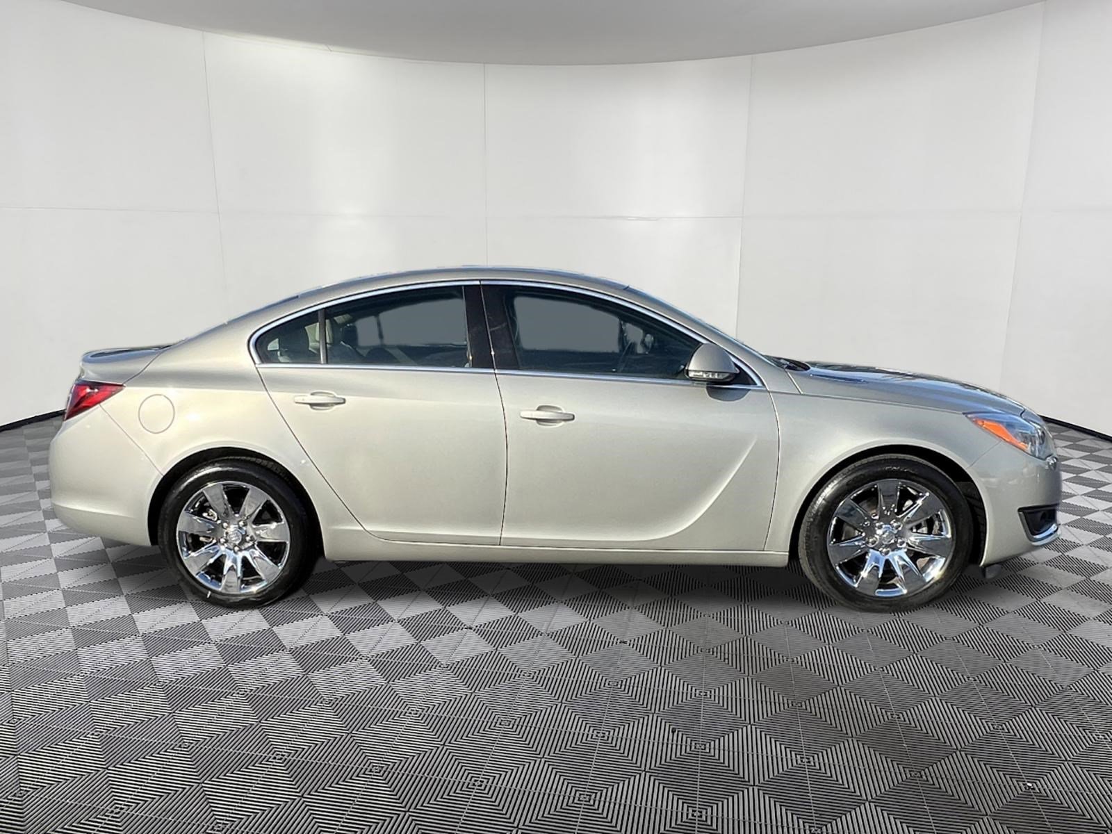 Used 2016 Buick Regal image 7