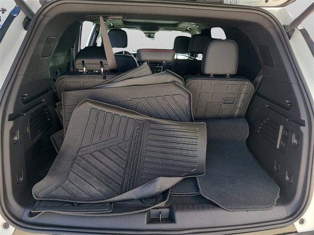 Used 2024 Chevrolet Traverse RS image 11