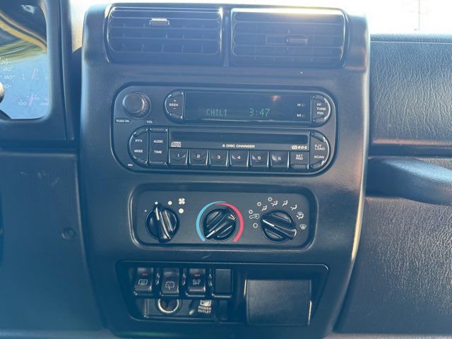 Used 2006 Jeep Wrangler Unlimited w/ Premium Audio Group image 19