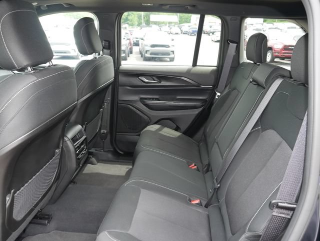 Used 2025 Jeep Grand Cherokee Laredo X AWD/4WD image 23