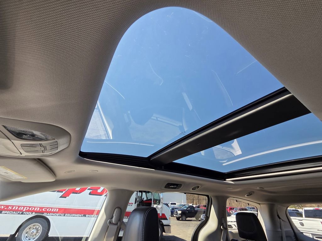 Used 2024 Chrysler Pacifica Limited image 3
