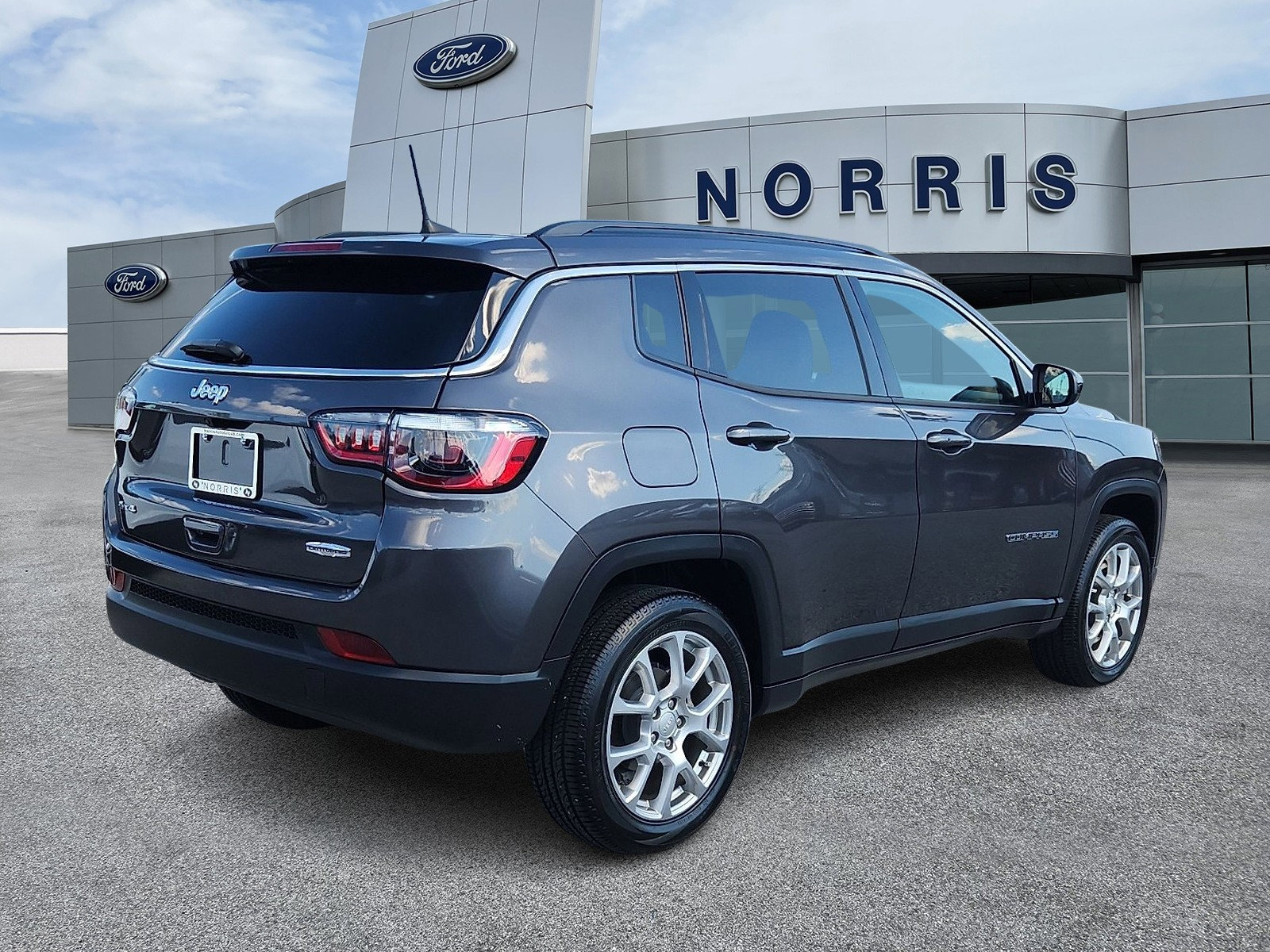 Used 2023 Jeep Compass Latitude image 4