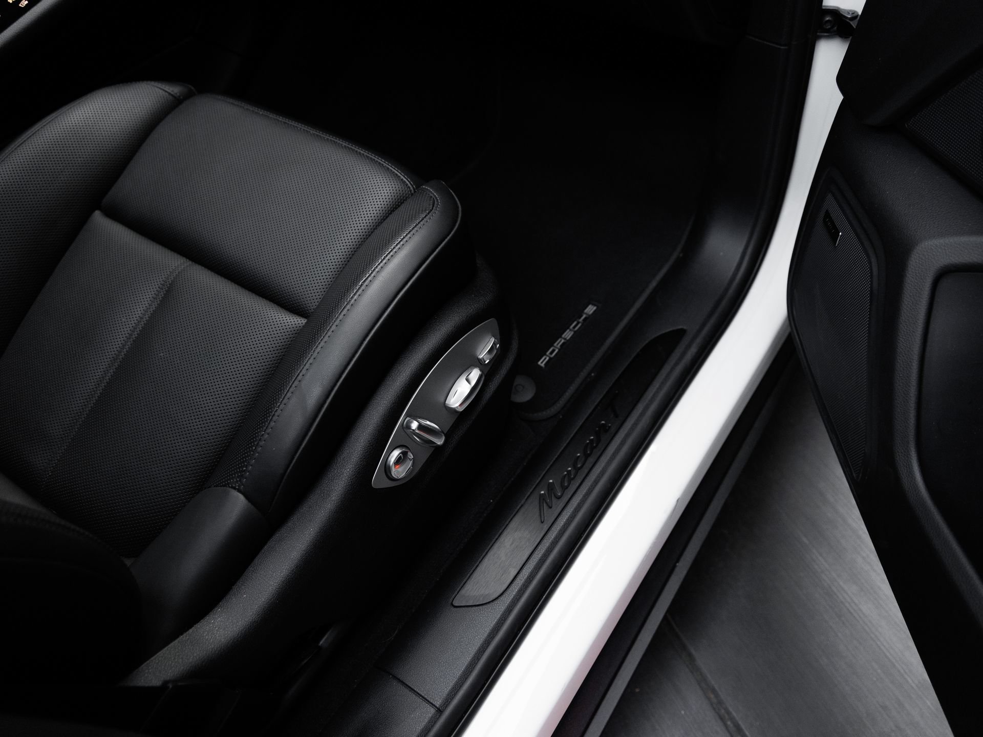 Certified 2025 Porsche Macan Turbo AWD/4WD image 37