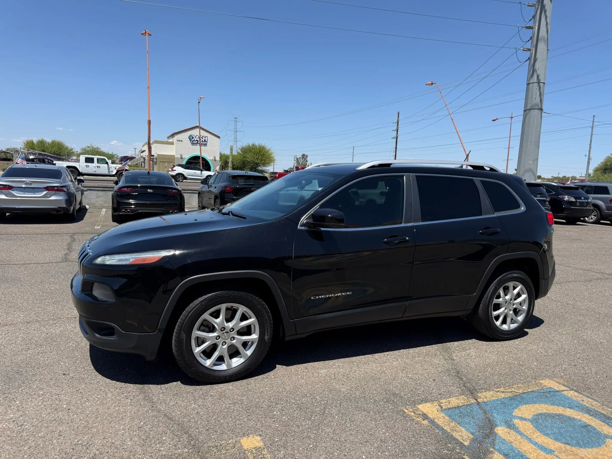 Used 2017 Jeep Cherokee Latitude w/ Safety/Convenience Group FWD image 5