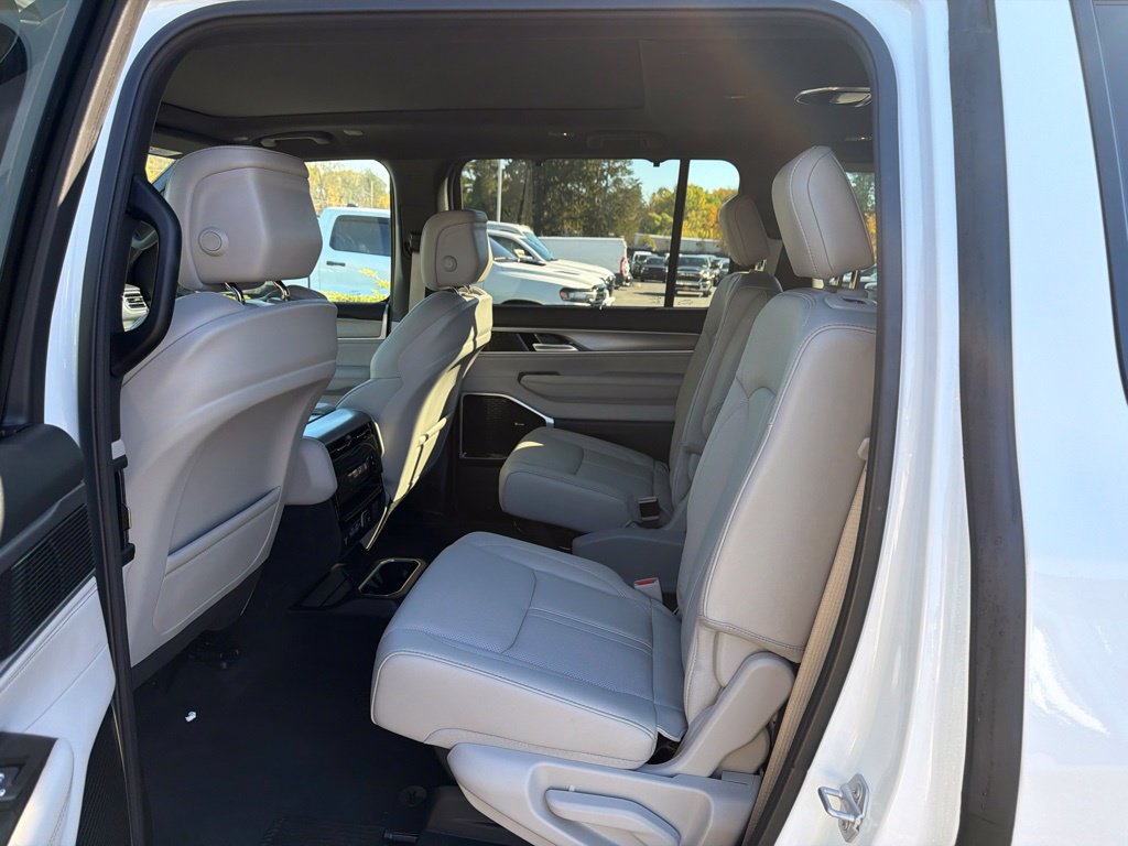 Used 2026 Jeep Grand Wagoneer Limited AWD/4WD image 17