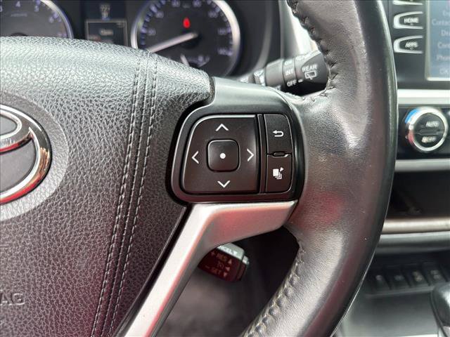 Used 2016 Toyota Highlander XLE w/ Four Season Floor Mat Package AWD/4WD image 16