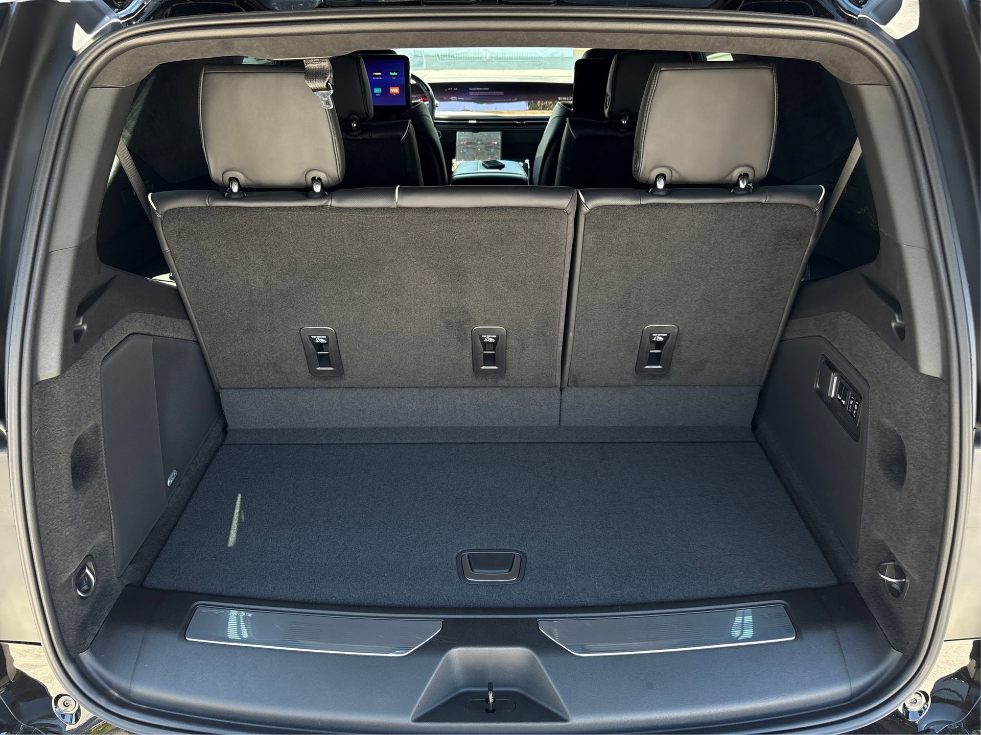 Used 2026 Cadillac Escalade Platinum Sport w/ LPO, ONYX Package image 10