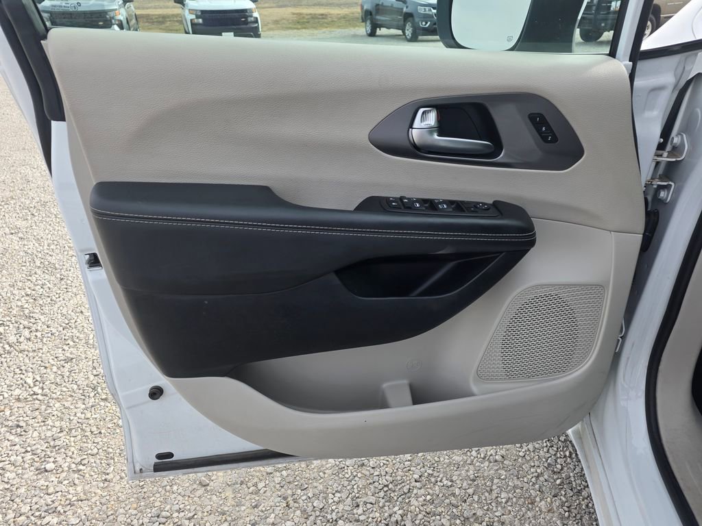 Used 2023 Chrysler Pacifica Touring-L image 8