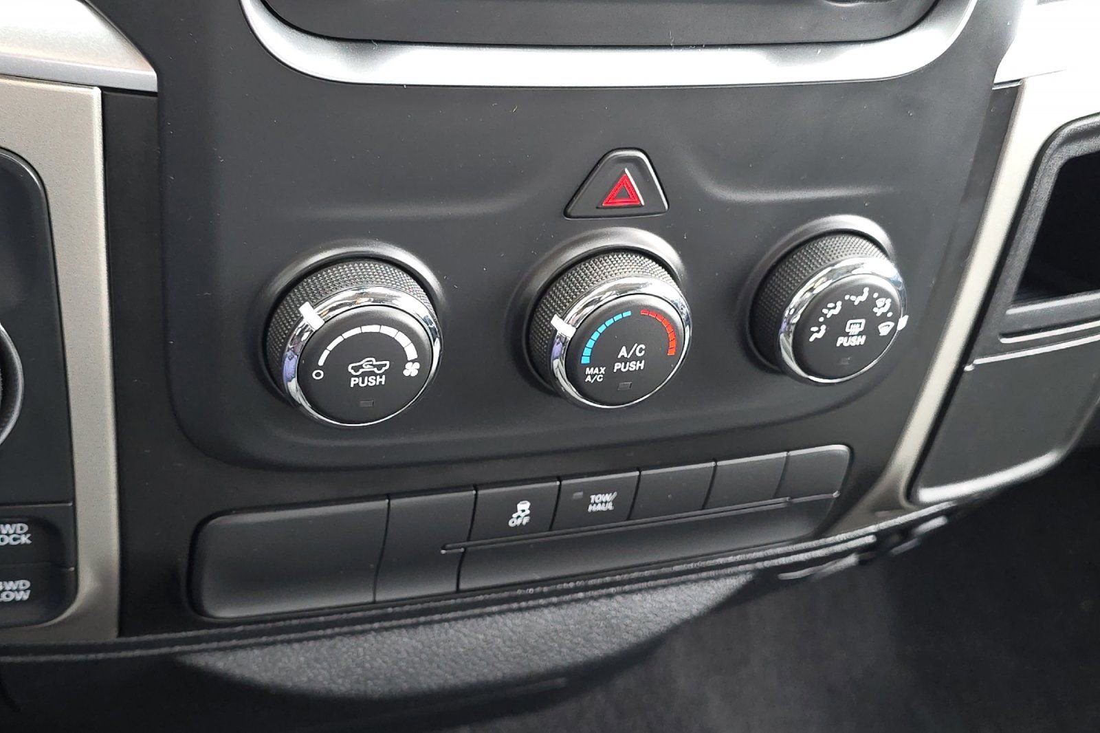 Used 2018 RAM 1500 Classic SLT AWD/4WD image 19
