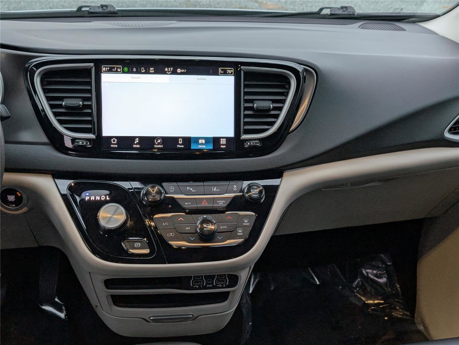 Used 2024 Chrysler Pacifica Touring-L image 16