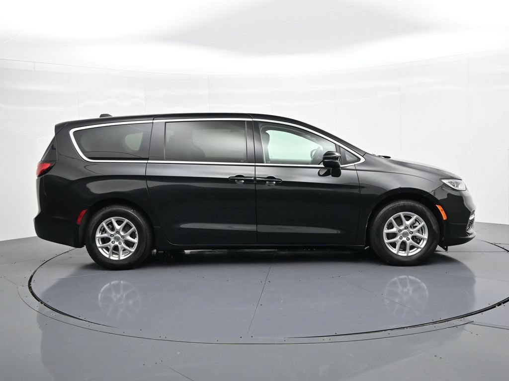 Used 2023 Chrysler Pacifica Touring-L FWD image 5