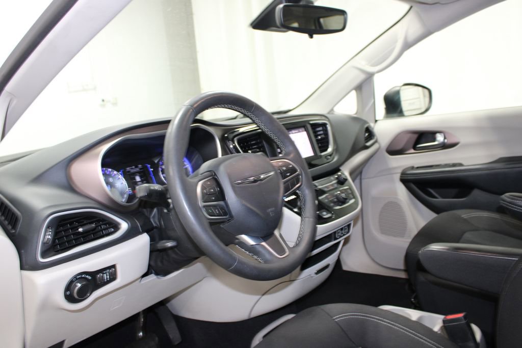 Used 2023 Chrysler Voyager LX image 14