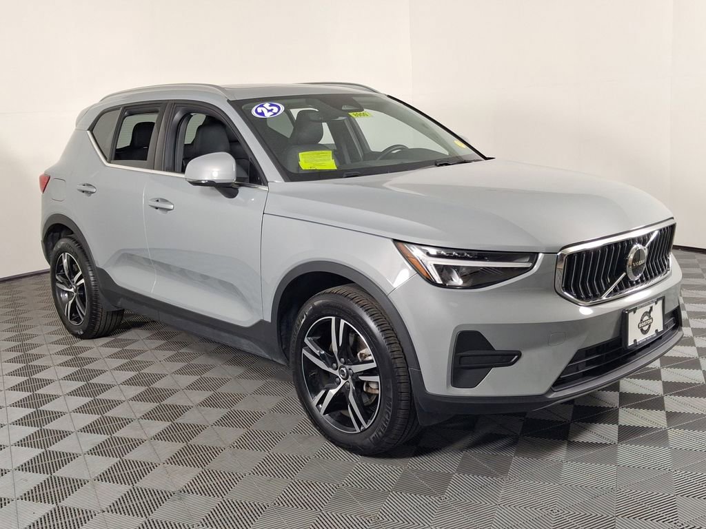 Used 2025 Volvo XC40 B5 Core AWD/4WD image 2