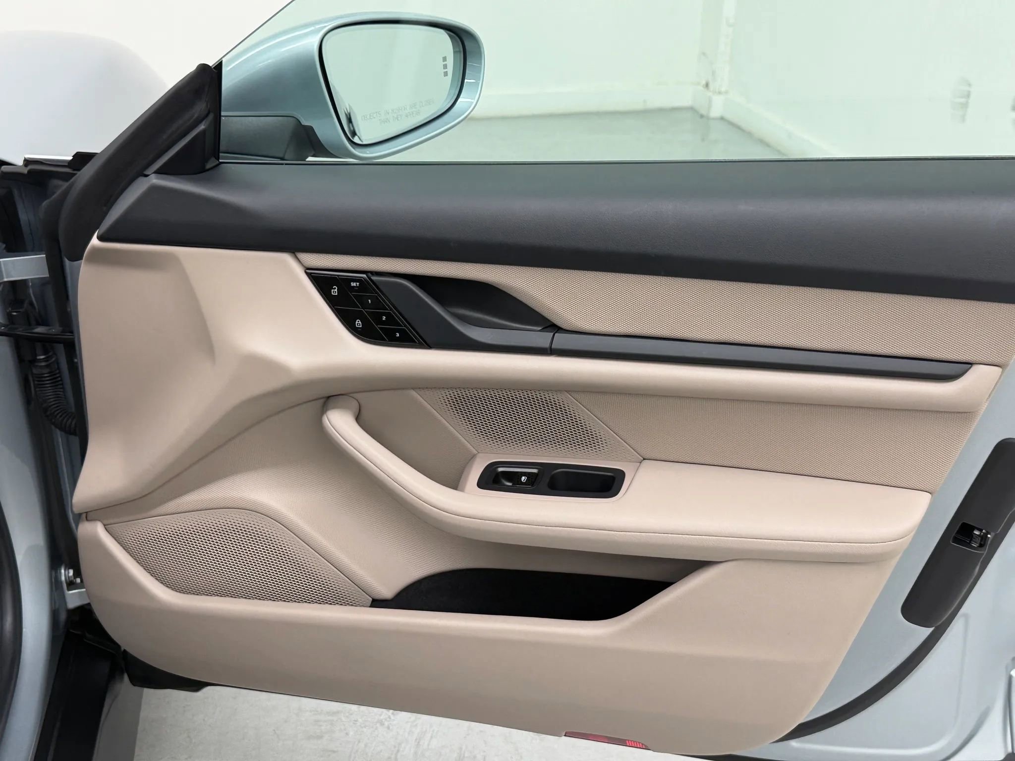 Used 2021 Porsche Taycan image 18