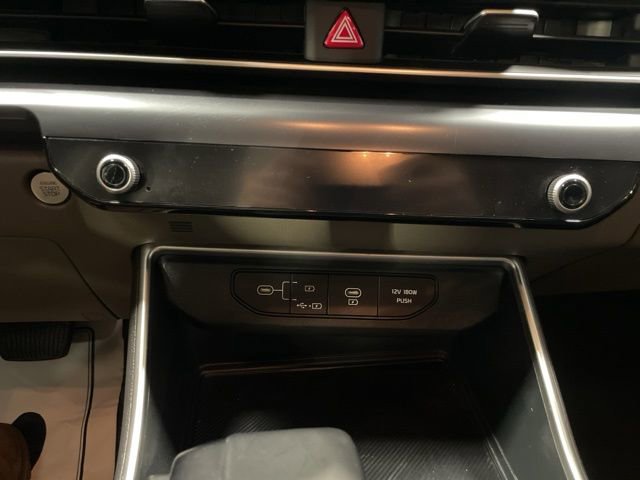 Used 2025 Kia Carnival image 25